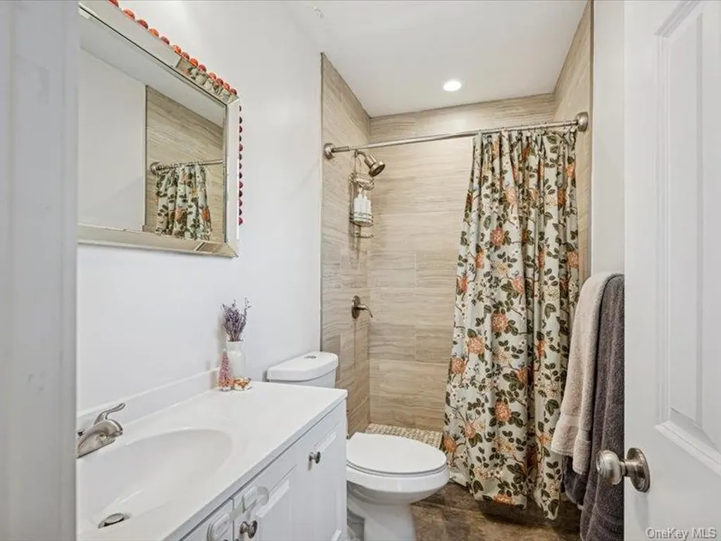 27 Hewlett Court Babylon NY 11702