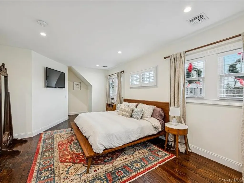 27 Hewlett Court Babylon NY 11702