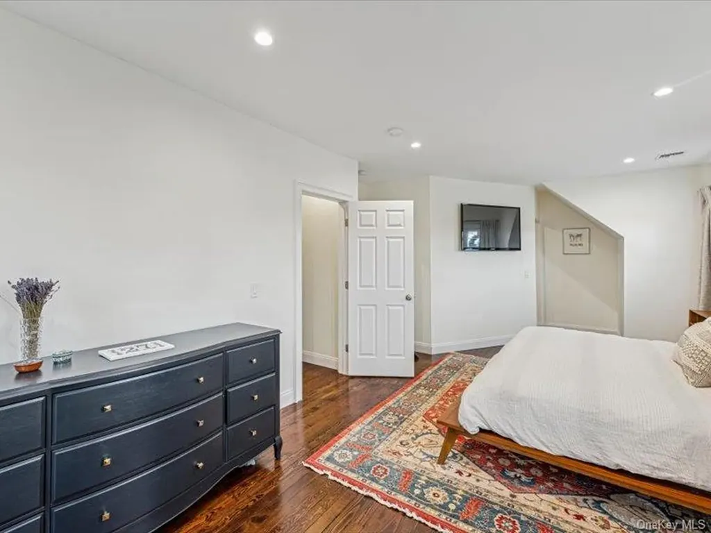 27 Hewlett Court Babylon NY 11702