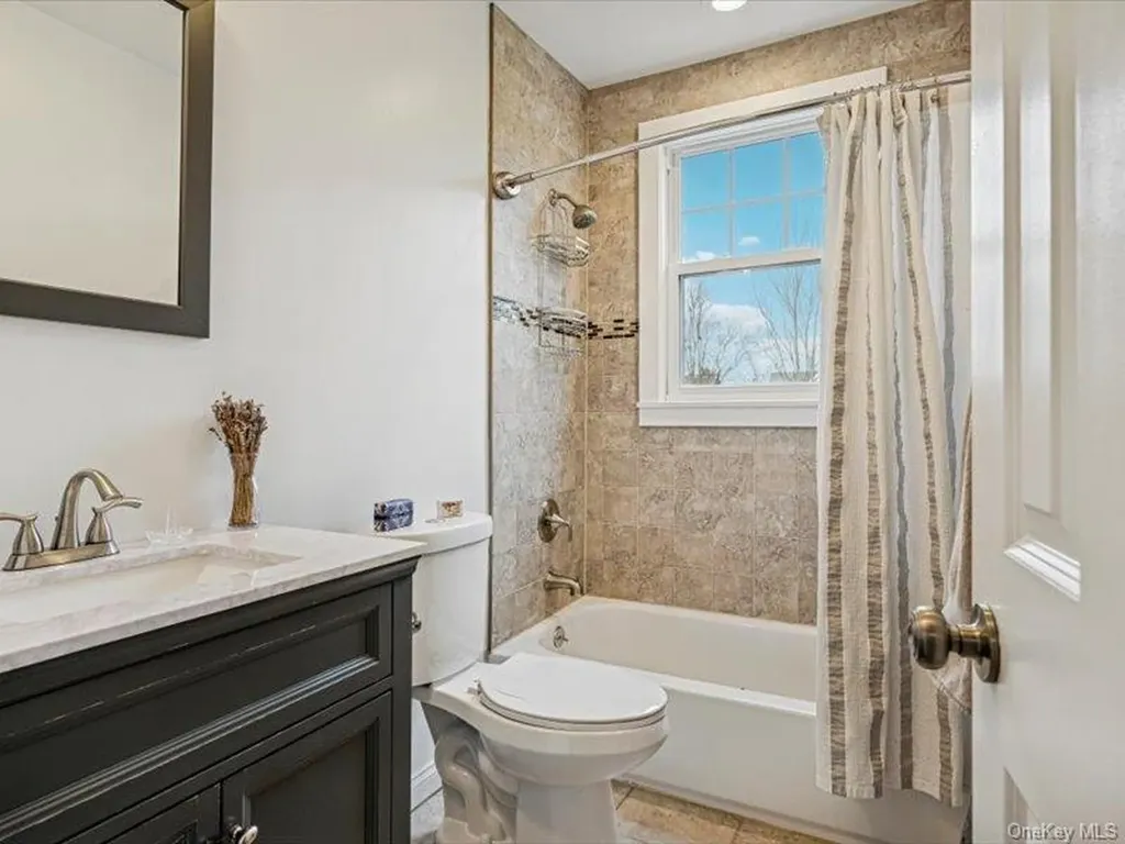 27 Hewlett Court Babylon NY 11702