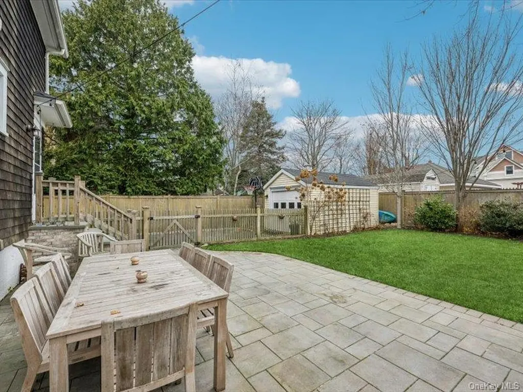 27 Hewlett Court Babylon NY 11702