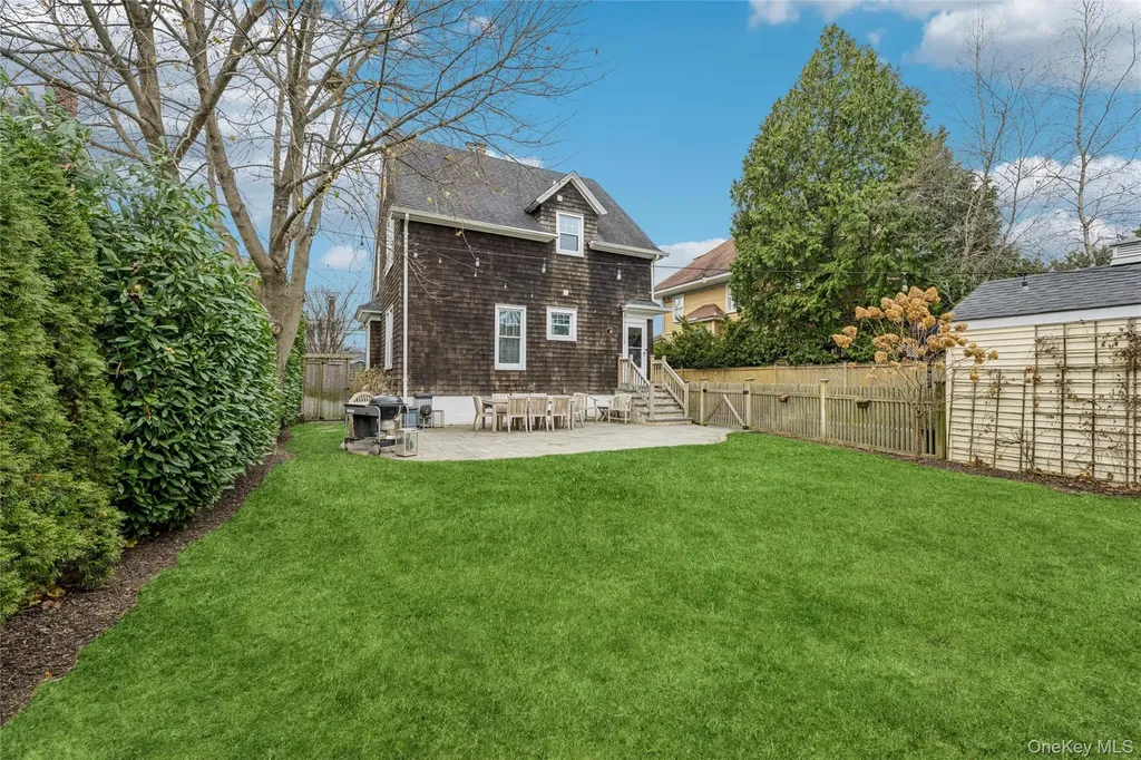 27 Hewlett Court Babylon NY 11702