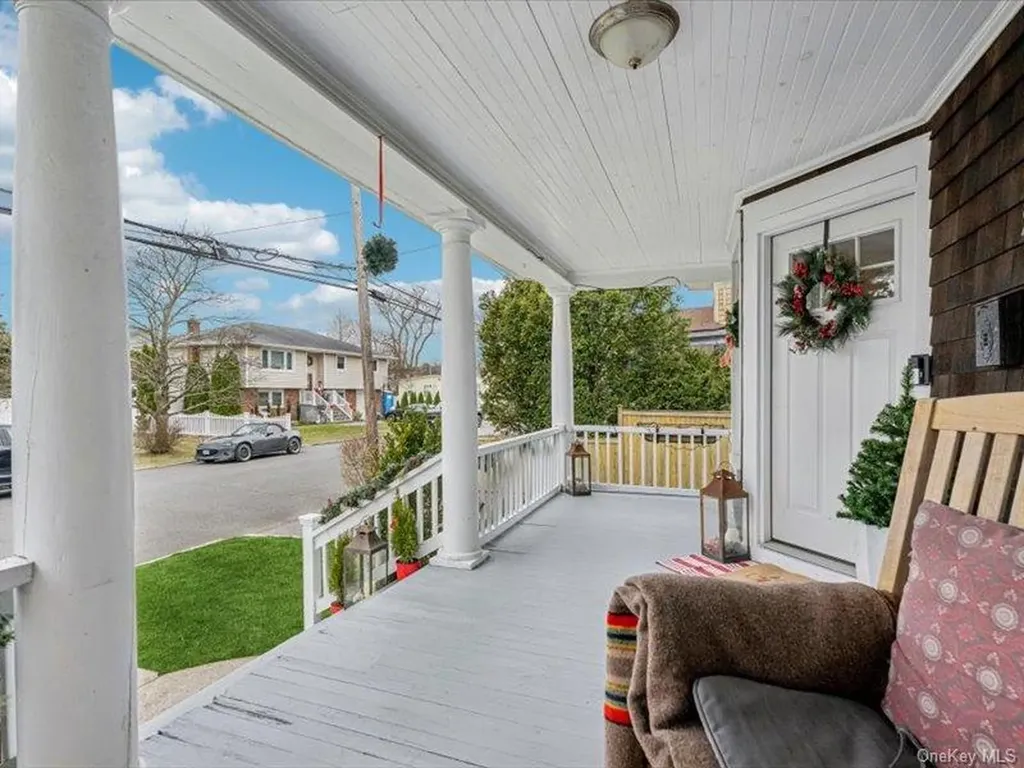 27 Hewlett Court Babylon NY 11702