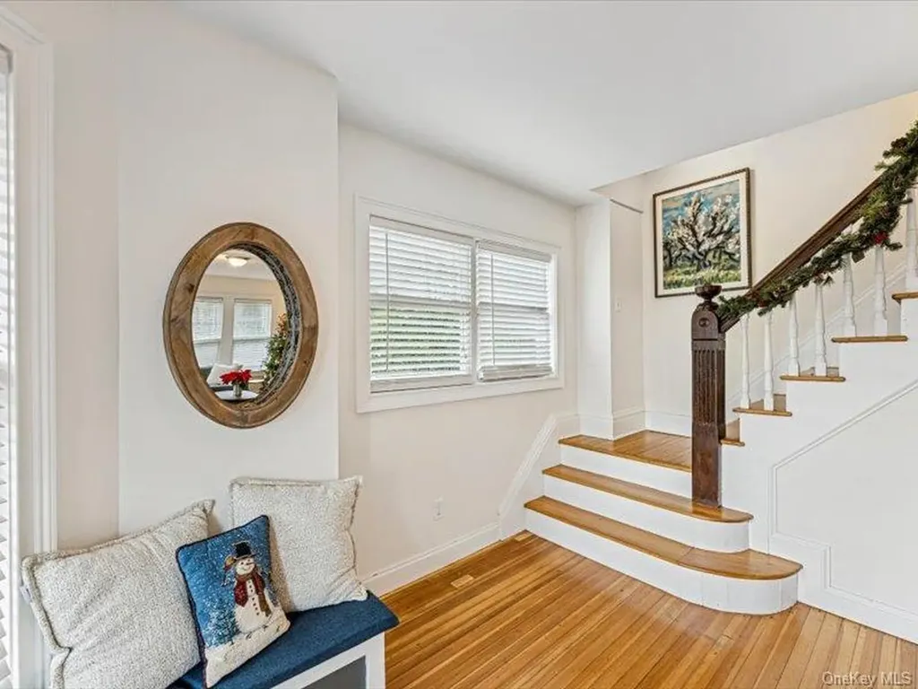 27 Hewlett Court Babylon NY 11702