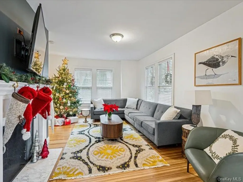 27 Hewlett Court Babylon NY 11702