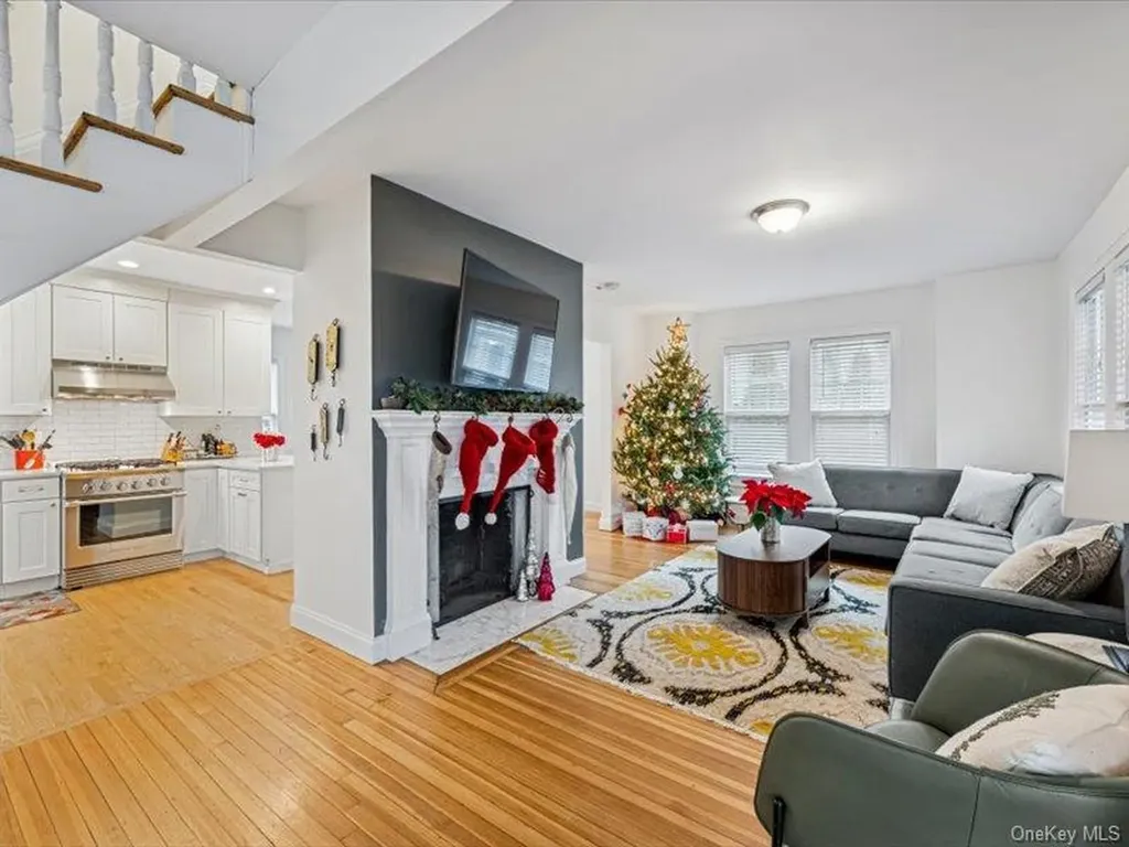 27 Hewlett Court Babylon NY 11702