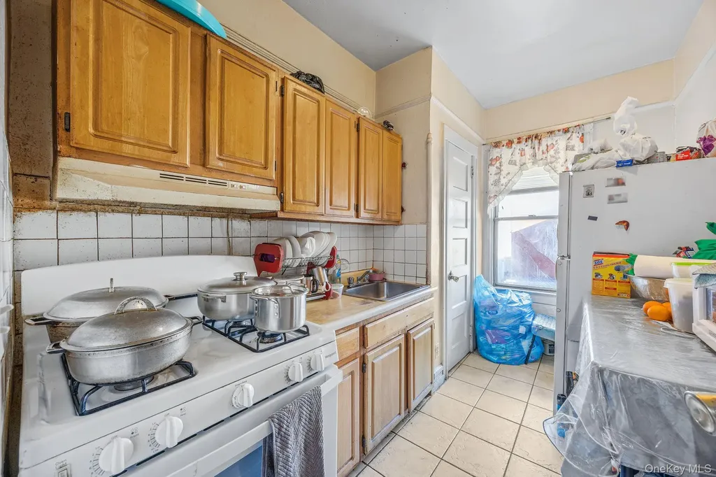 927 E 35th Street Brooklyn NY 11210
