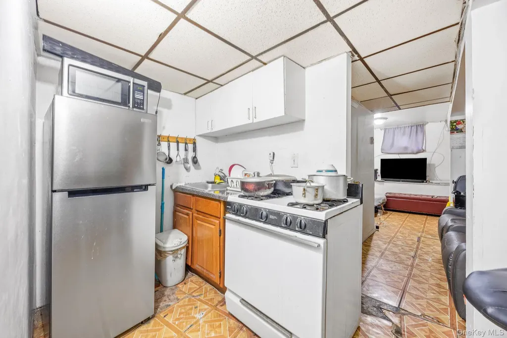 927 E 35th Street Brooklyn NY 11210