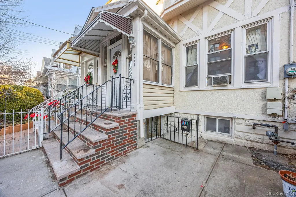 927 E 35th Street Brooklyn NY 11210