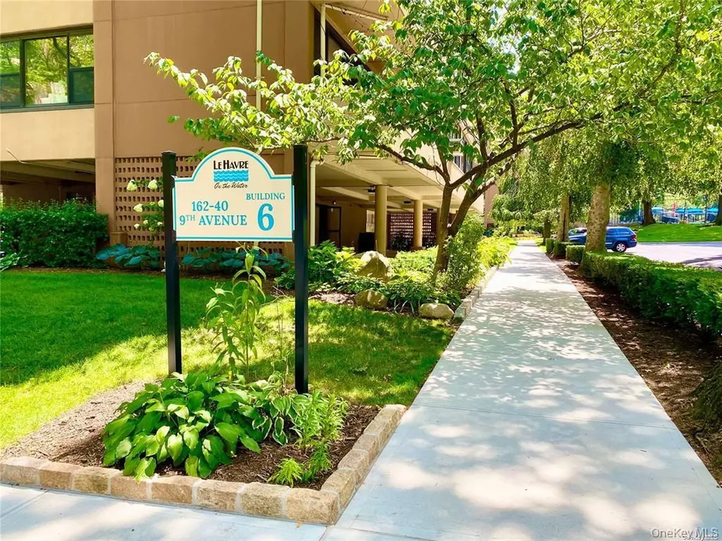 162-40 9 Avenue Beechhurst NY 11357