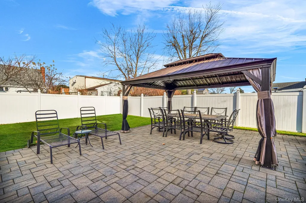386 33rd Street Lindenhurst NY 11757