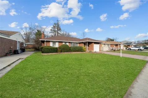 831 Dean Drive Baldwin NY 11510