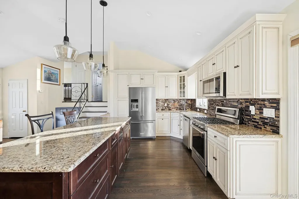 22 Niagara Lane Commack NY 11725