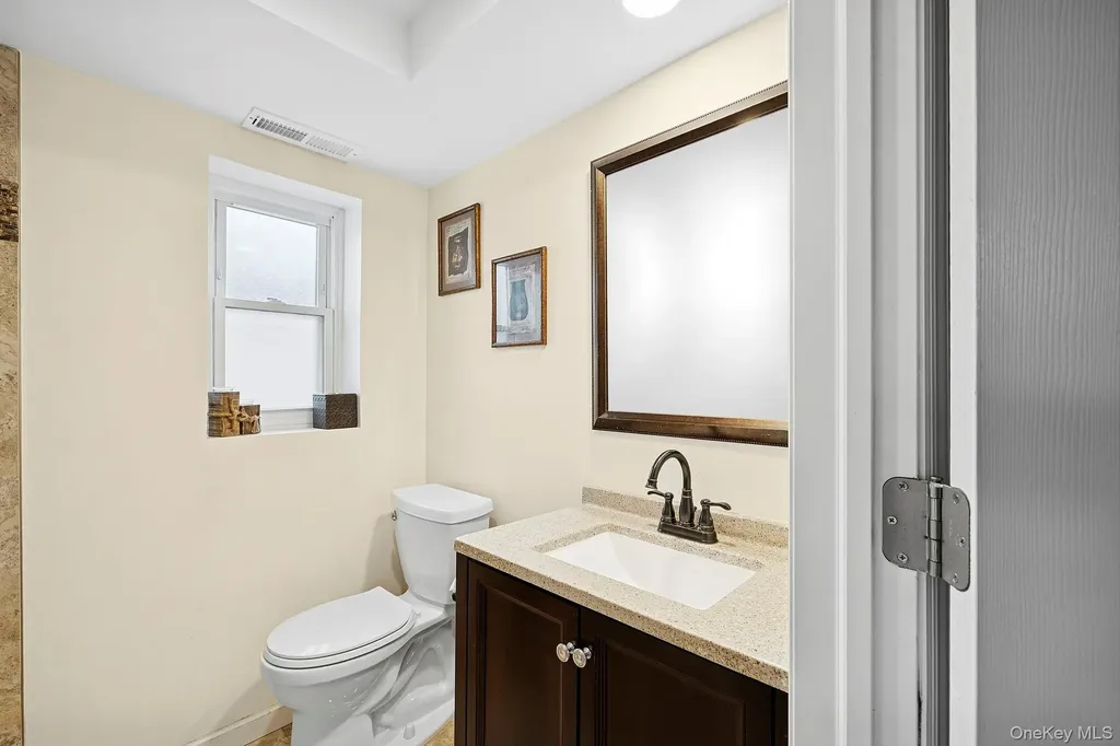 22 Niagara Lane Commack NY 11725
