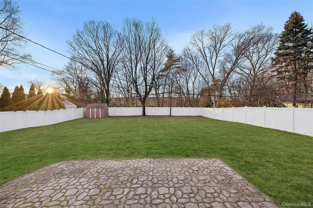 22 Niagara Lane Commack NY 11725