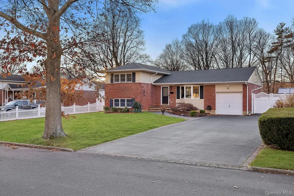 22 Niagara Lane Commack NY 11725