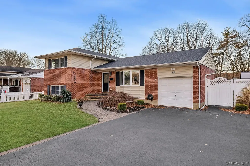 22 Niagara Lane Commack NY 11725