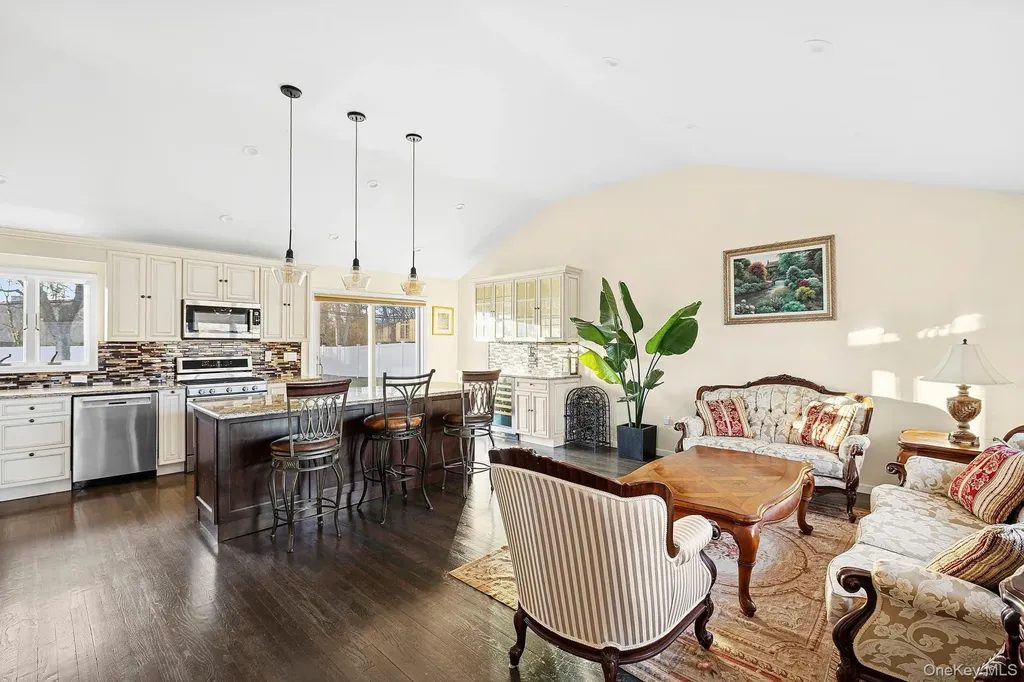 22 Niagara Lane Commack NY 11725