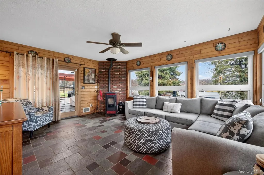 65 Bailey Road New Hampton NY 10958