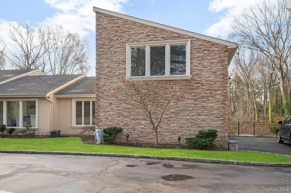 90 Rodeo Drive Oyster Bay Cove NY 11791