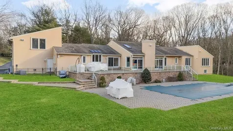 90 Rodeo Drive Oyster Bay Cove NY 11791