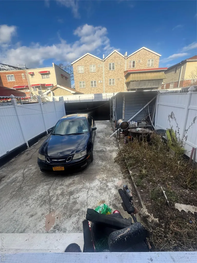 933 E 221st Street Bronx NY 10469