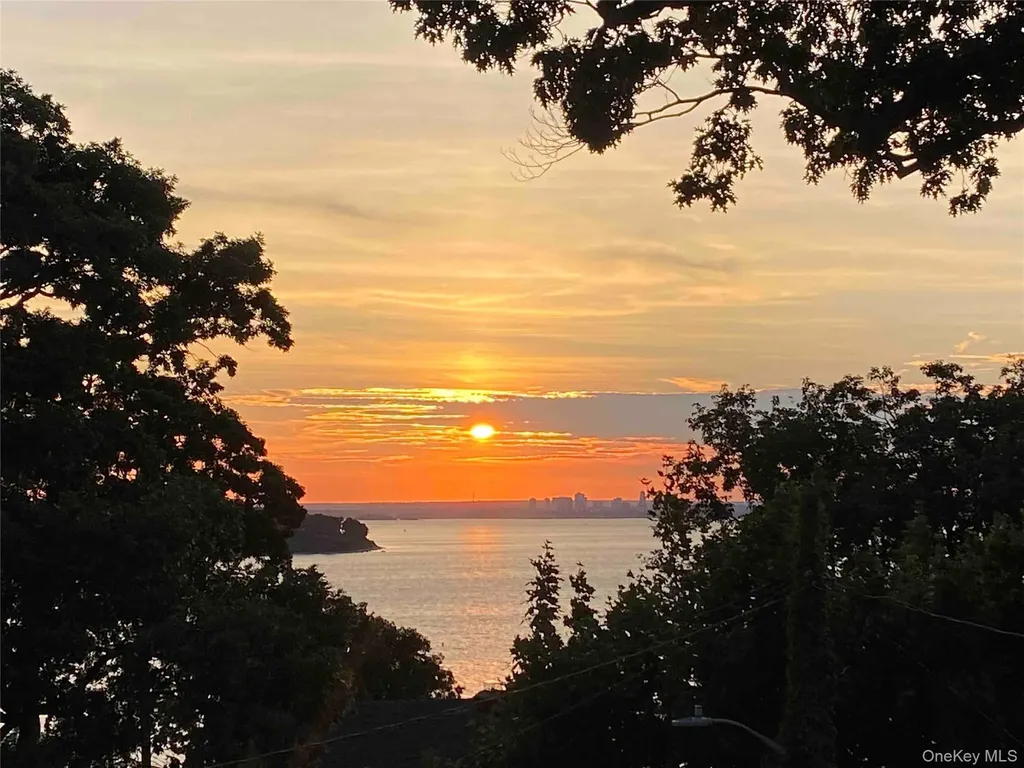 161 15th Avenue Sea Cliff NY 11579