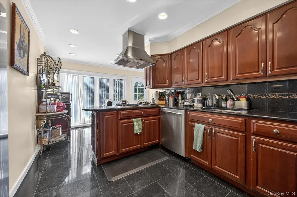 1 Peppermill Road Roslyn NY 11576