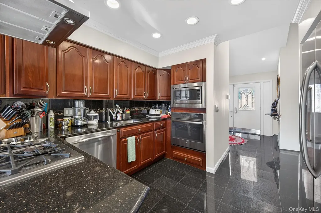 1 Peppermill Road Roslyn NY 11576