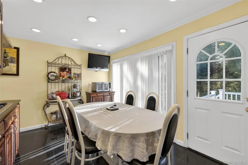1 Peppermill Road Roslyn NY 11576