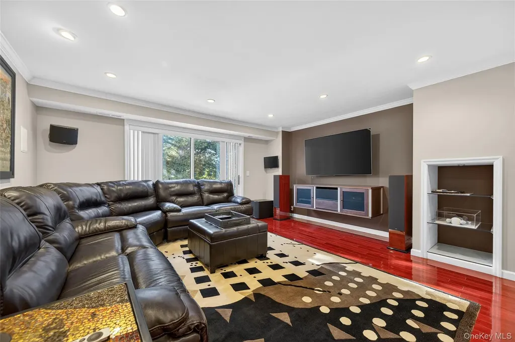 1 Peppermill Road Roslyn NY 11576
