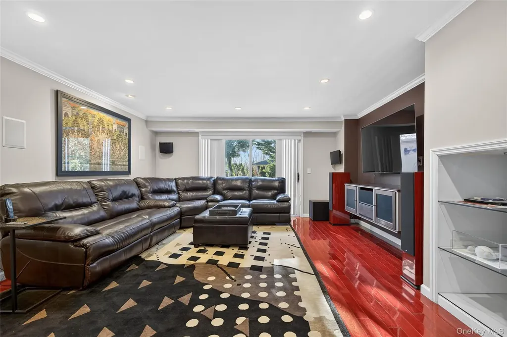 1 Peppermill Road Roslyn NY 11576