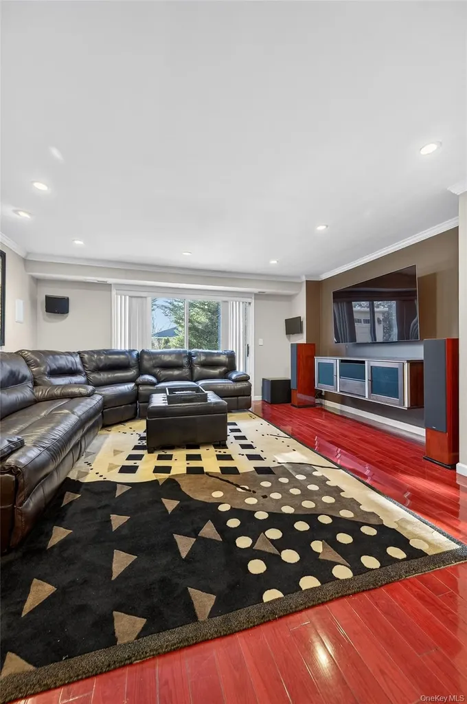 1 Peppermill Road Roslyn NY 11576
