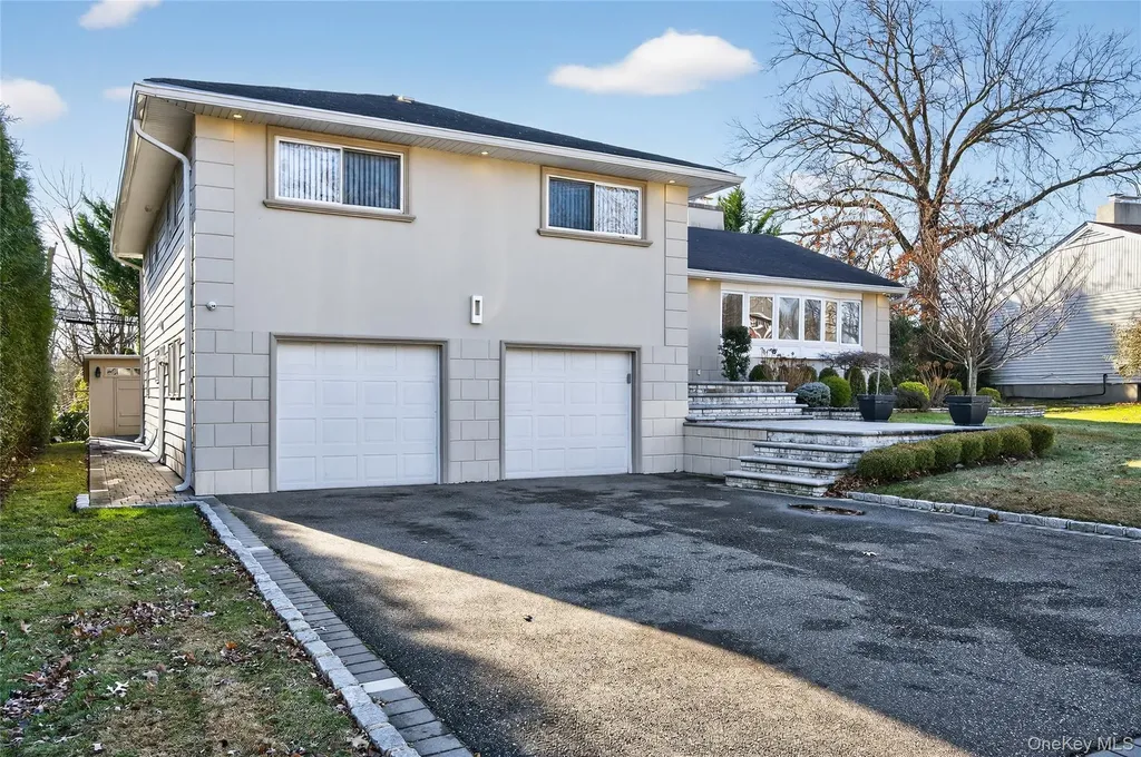 1 Peppermill Road Roslyn NY 11576