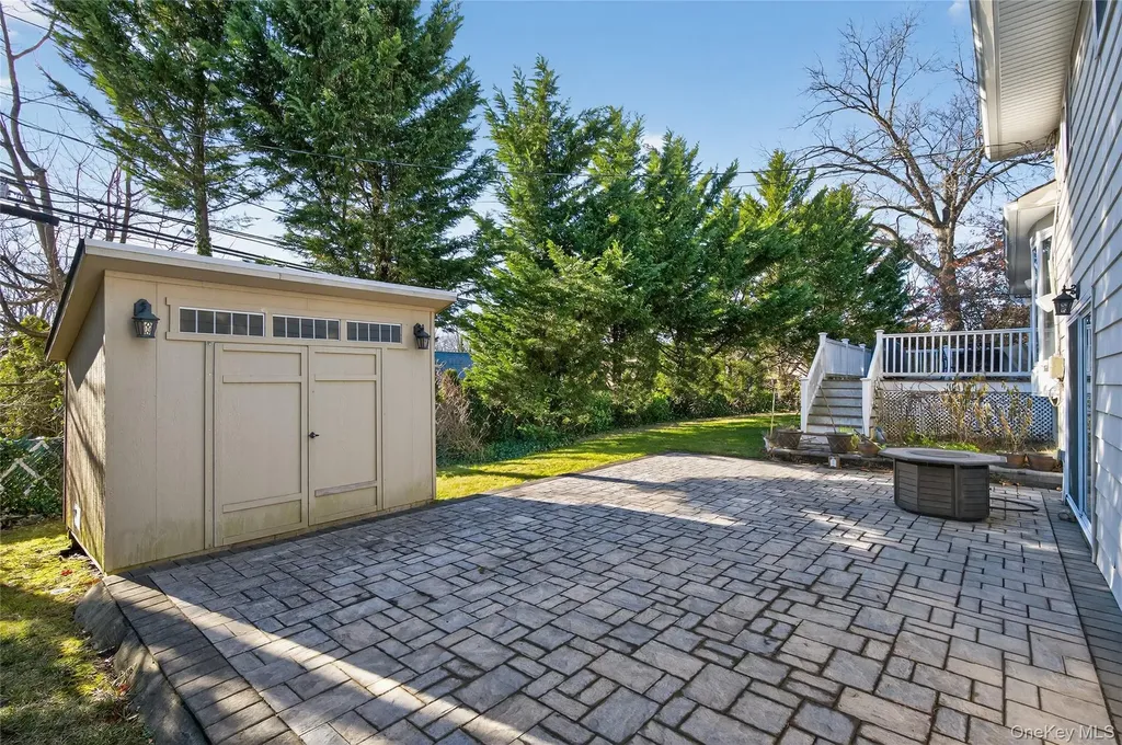 1 Peppermill Road Roslyn NY 11576