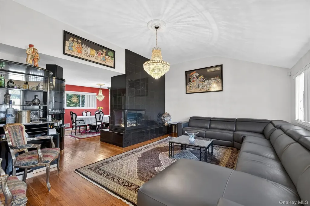 1 Peppermill Road Roslyn NY 11576