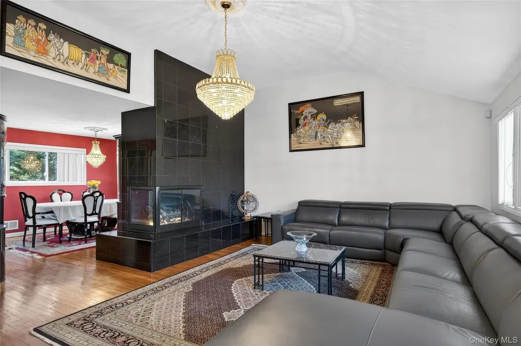 1 Peppermill Road Roslyn NY 11576