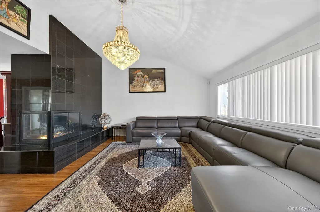 1 Peppermill Road Roslyn NY 11576