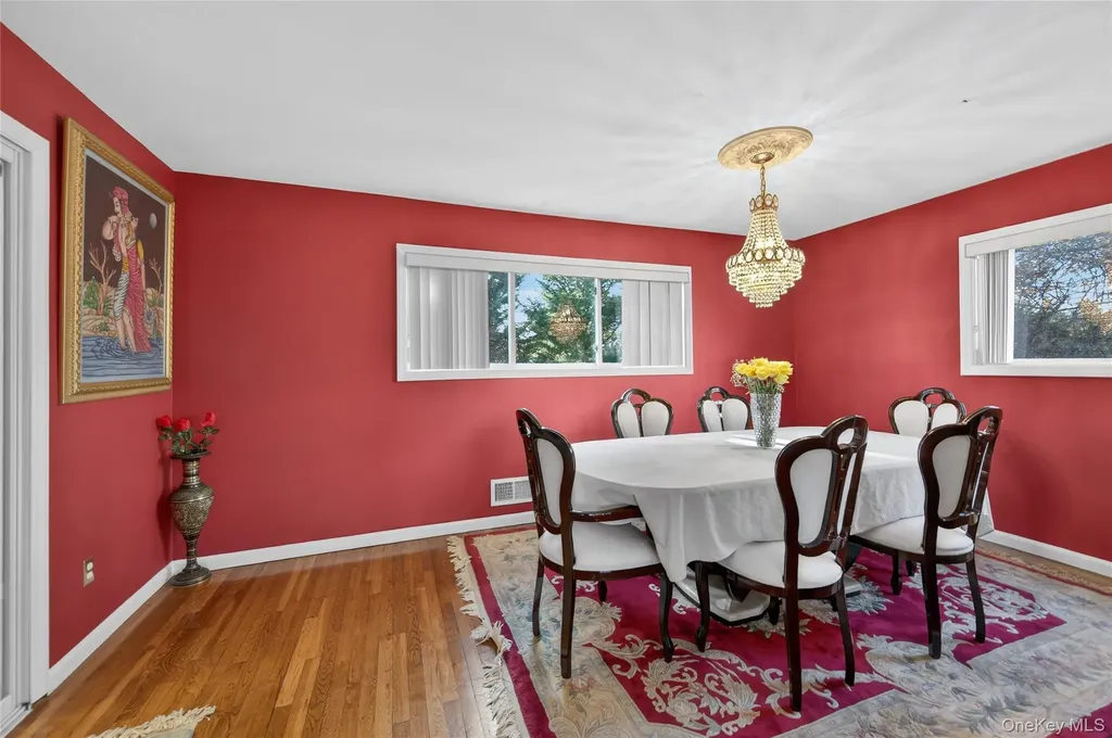 1 Peppermill Road Roslyn NY 11576
