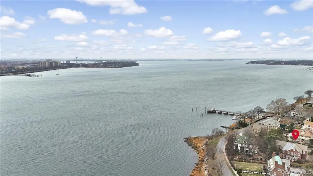6 Westmoreland Place Douglaston NY 11363