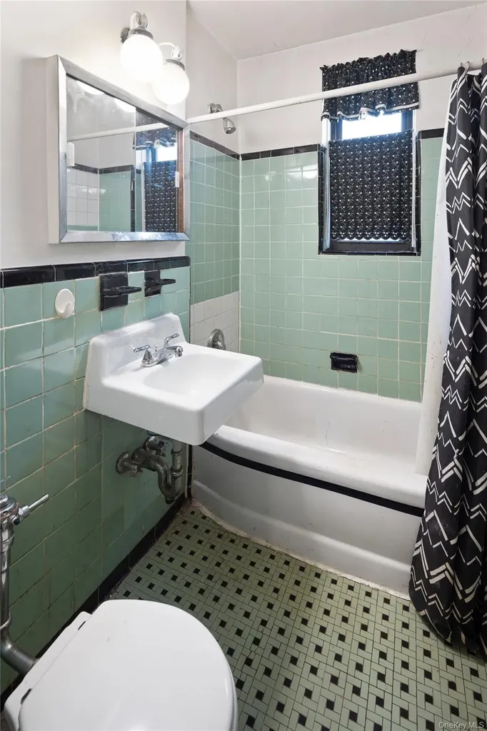 38-15 149th Street Flushing NY 11354