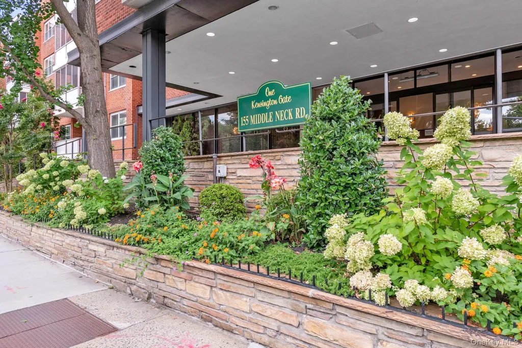 1 Kensington Gate Great Neck NY 11021
