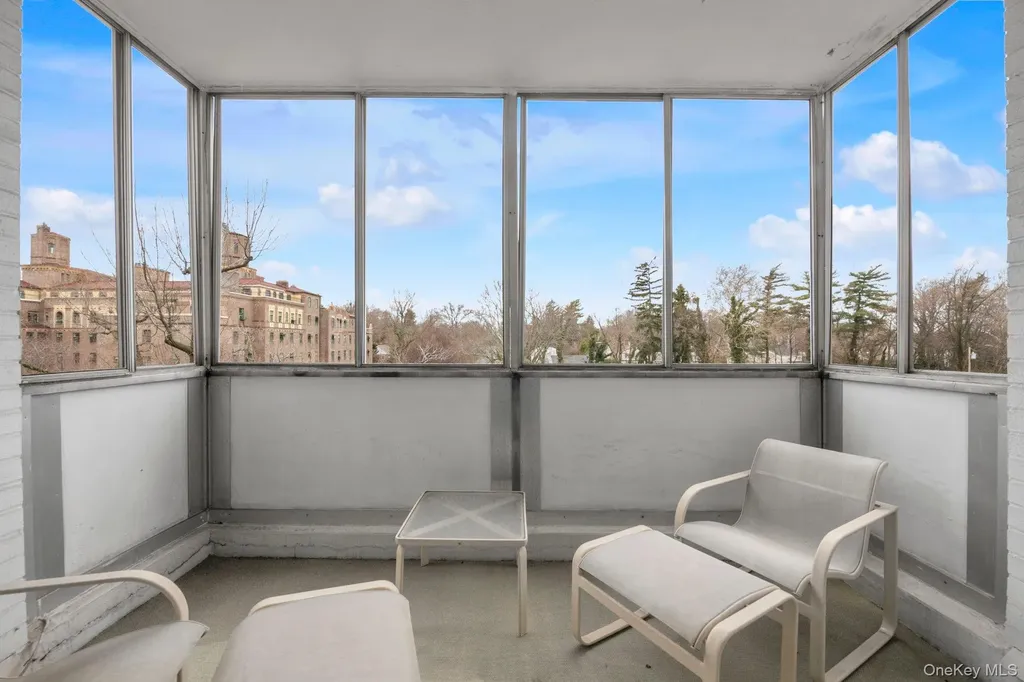 1 Kensington Gate Great Neck NY 11021