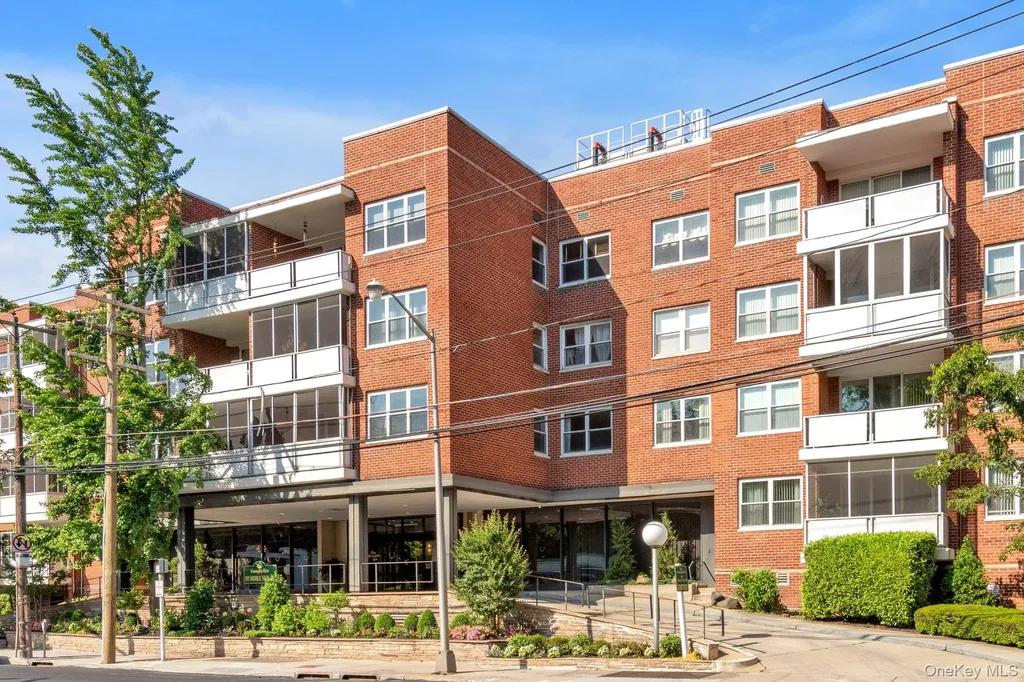 1 Kensington Gate Great Neck NY 11021