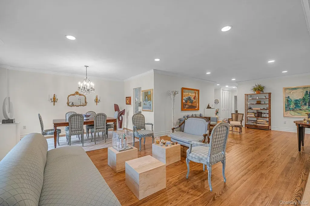 1 Kensington Gate Great Neck NY 11021