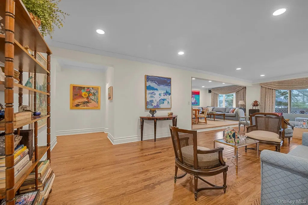 1 Kensington Gate Great Neck NY 11021