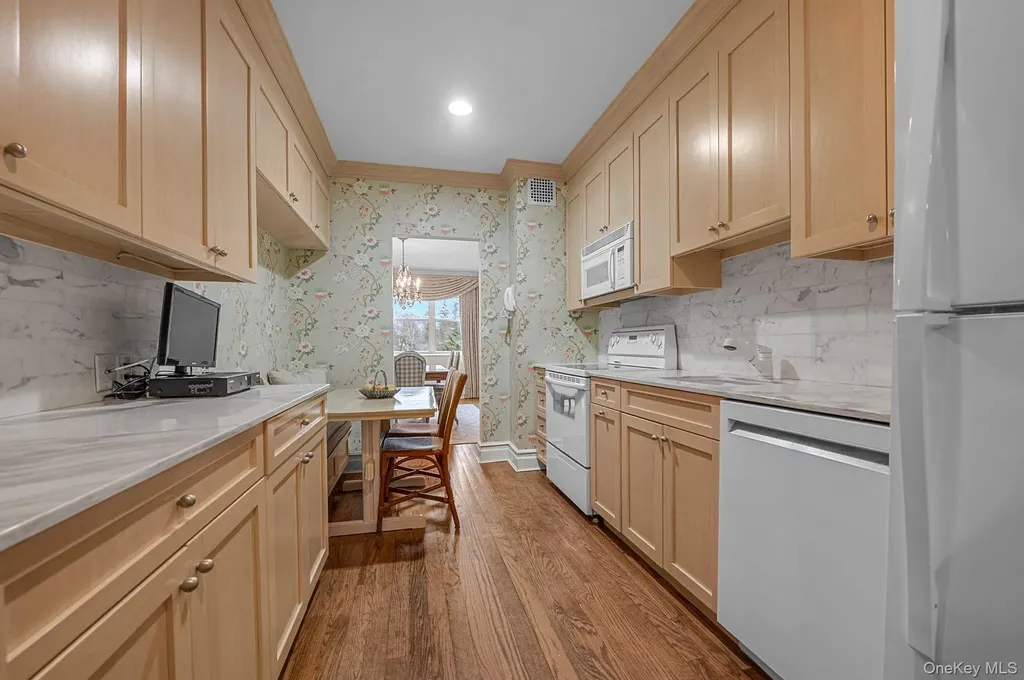 1 Kensington Gate Great Neck NY 11021