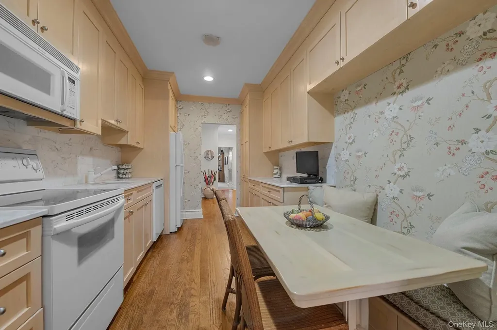 1 Kensington Gate Great Neck NY 11021