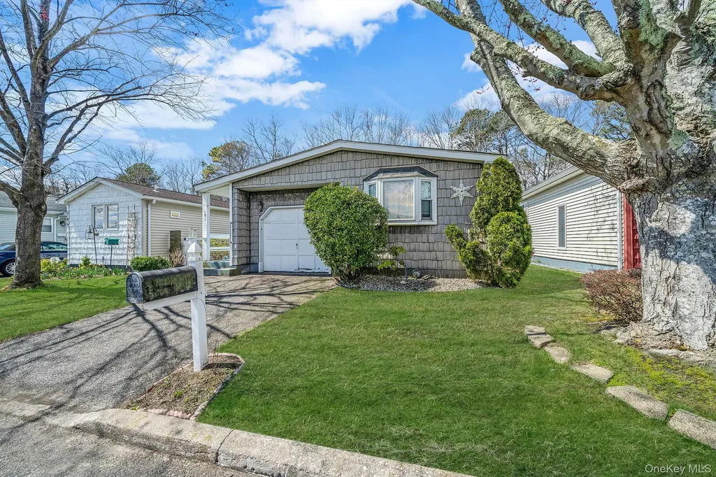 191 Village Circle W Manorville NY 11949