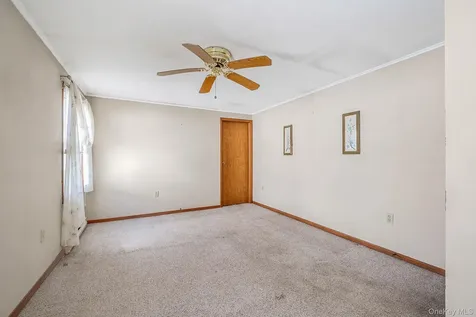 191 Village Circle W Manorville NY 11949